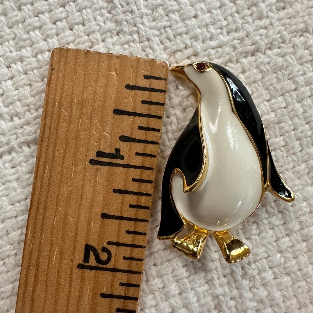 VTG Penguin Brooch Enamel Gold Tone‎ Rhinestone Eye Animal Pin Whimsical Retro